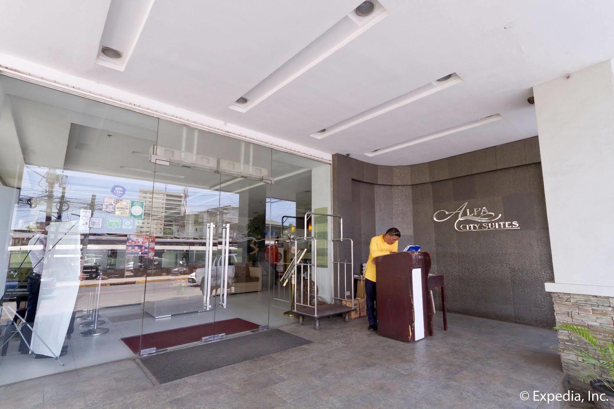 โรงแรมอัลพา ซิตี้ สวีท Cebu ภายนอก รูปภาพ